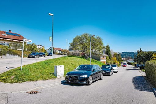 Um einen ungehinderten Verkehrsfluss zu gewährleisten, soll in der Uhlandstraße ab Juni ein beidseitiges Halteverbot ausgewiesen werden. Foto: Fritsch Foto: Schwarzwälder Bote