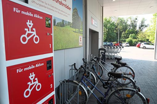 Vorbildlich: Das Kaufland punktet mit E-Bike-Ladestationen. Foto: Stopper