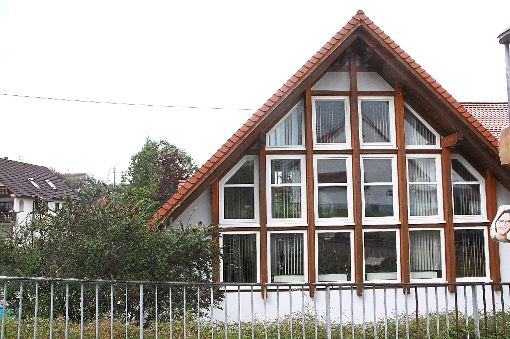 Die verzogenen Fenster am Bietenhausener Bürgerhaus werden ausgewechselt. Fotos: Beiter Foto: Schwarzwälder-Bote