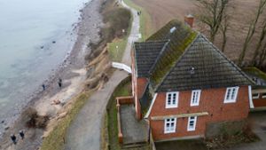 Die Steilküste und das Jugendhaus Haus Seeblick der Jugendorganisation SJD - Die Falken im Ortsteil Brodten an der Ostsee. Foto: Marcus Brandt/dpa
