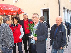 Auf dem Oberndorfer Wochenmarkt steht SPD-Bundestagskandidat Georg Sattler  (mit Rose) Rede und Antwort. Foto: SPD Foto: Schwarzwälder-Bote