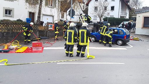 Beim Pfarrhaus sind zwei Autos kollidiert – so die Übungssituation für die Heiligenzimmerner Feuerwehr.  Foto: May Foto: Schwarzwälder-Bote