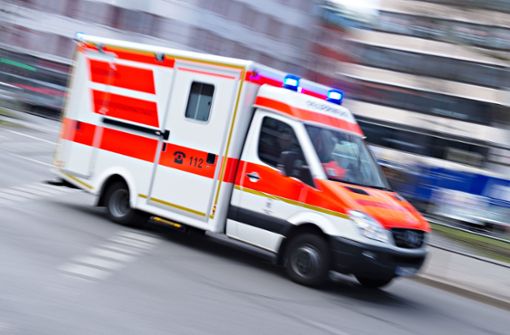 Ein Rettungswagen brachte den Verletzten in die Helios-Klinik nach Rottweil. (Symbolfoto) Foto: dpa