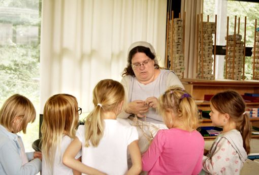 Birgit Specht zeigt den Kindern zwischen den Märchenerzählungen unter anderem die Kunst des Zwirbelns. Foto: Kimmich Foto: Schwarzwälder Bote