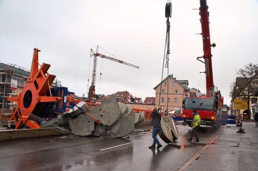 Die Bergung war nicht ohne: 20 Tonnen wiegt der Kran, der in der Straßburger Straße umgekippt ist. Die Ausgleichsgewichte aus Beton bringen weitere 36 Tonnen auf die Waage. Glücklicherweise waren zum Unfallzeitpunkt weder Autos noch Fußgänger unterwegs. Foto: Schwark