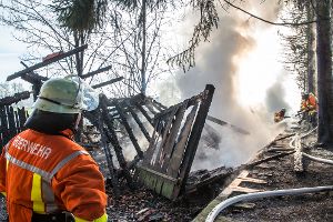 Wie genau es zum Brand einer Hütte am Erlebnishotel Andrea Bergs in Aspach kam, blieb zunächst unklar. Foto: Benjamin Beytekin