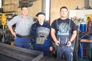 Drei Generationen Handwerksmeister in einem Betrieb:  Udo (von links), Seniorchef Willy und der neue Mehrfachmeister Andreas Burger.  Foto: Bächle Foto: Schwarzwälder-Bote