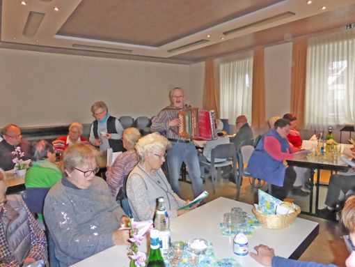 Das Bad Rippoldsauer Altenwerk hatte zum Volksliedersingen mit Akkordeonspieler Siegfried Decker eingeladen.  Foto: Schmid Foto: Schwarzwälder Bote
