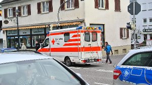 Rettungswagen kracht bei Unfall gegen Laterne