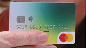 Sieht aus wie eine normale Kreditkarte, ist aber eine Bezahlkarten für Flüchtlinge. Solche gibt es schon in manchen Kreisen und sind auch bundesweit ein Thema. Solange, bis allerdings dort die Weichen gestellt sind, will die CDU im Schwarzwald-Baar-Kreis nicht mehr warten. Foto: dpa/Bodo Schackow