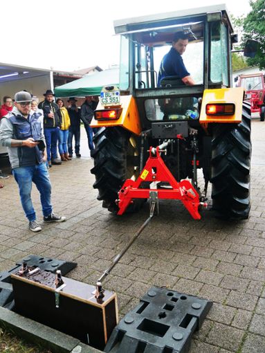 Geh endlich auf! Mit Traktor und Eisenstange versuchten die Wettbewerbsteilnehmer dem Bügelverschluss beizukommen. Foto: Schwarzwälder Bote