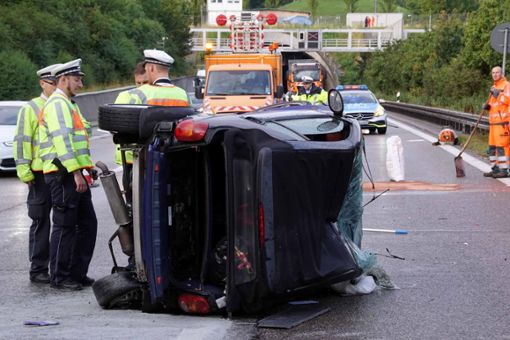 Bei einem Verkehrsunfall auf der Autobahn 81 im Kreis Ludwigsburg ist ein Mensch tödlich verletzt worden. Möglicherweise aufgrund von Aquaplaning sei das Auto von der Fahrbahn abgekommen und habe sich überschlagen. Foto: dpa