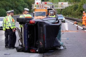 Bei einem Verkehrsunfall auf der Autobahn 81 im Kreis Ludwigsburg ist ein Mensch tödlich verletzt worden. Möglicherweise aufgrund von Aquaplaning sei das Auto von der Fahrbahn abgekommen und habe sich überschlagen. Foto: dpa