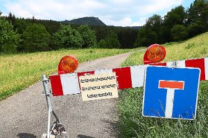 Durchgang verboten – Lebensgefahr – davor warnen derzeit Schilder auf dem Unteren Wannentalweg. Foto: Maier