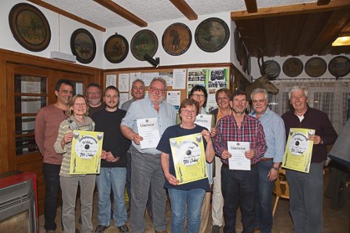Vorstand und Jubilare stellten sich bei der Hauptversammlung des Schützenvereins Wildbad zum Erinnerungsfoto auf. Foto: Helbig Foto: Schwarzwälder Bote