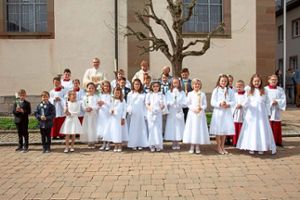 Sechs Jungen und zehn Mädchen sind in der Stadtkirche St. Peter und Paul in Schömberg zum ersten Mal zum Tisch des Herrn getreten. Foto: Pfarramt