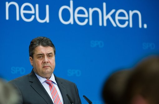 SPD-Parteichef Sigmar Gabriel verteidigte am Montag auf der Pressekonferenz den Fraktionsvorsitzenden Thomas Oppermann. Foto: dpa