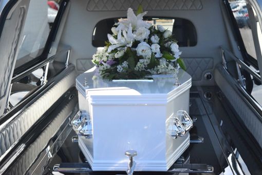 Während der Beerdigung stiegen die Diebe in das Haus des Verstorbenen ein. (Symbolfoto) Foto: © pixabay / carolynabooth