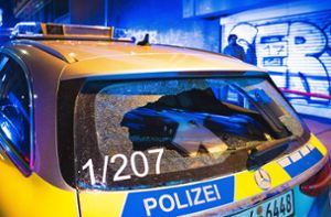 Ein attackiertes Polizeifahrzeug. Foto: 7aktuell.de/Marc Gruber/7aktuell.de | Marc Gruber