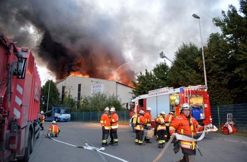 Ein Großbrand hat eine Müllhalle in Backnang zerstört. Es entstand eine Million Euro Schaden. Foto: SDMG