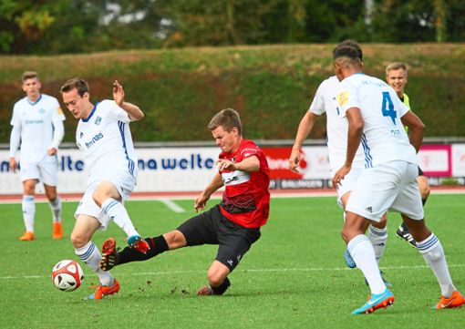 Eine schmerzhafte 0:3-Niederlage setzte es für Nils Schuon und die TSG Balingen im Hinspiel gegen den FK Pirmasens.  Foto: Kara
