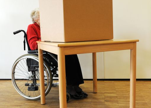 Auch wer im Rollstuhl sitzt, muß an den Wahlen teilnehmen können. Symbolfoto: Warmuth Foto: Schwarzwälder Bote