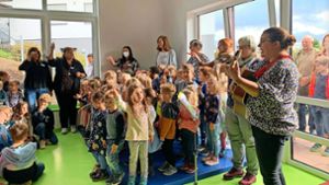 Die Kinder singen zusammen mit den Erzieherinnen ein Begrüßungslied. Foto: Christiane Frey