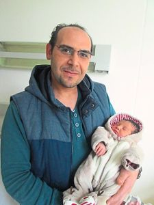 Ende Januar ist Sally als Tochter von Vater Maher Albarkawe und Mutter Samah Badawieh, beide aus Syrien, im Krankenhaus in  Herrenberg geboren.  Foto: Reich Foto: Schwarzwälder Bote