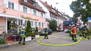 Mit 22 Mann und fünf Fahrzeugen rückte die Freudenstädter Feuerwehr zu dem Küchenbrand in der Kaufhausstraße aus. Foto: Wiegert