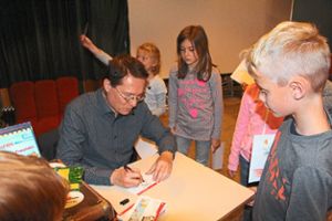 Kinderbuchautor Tino Bussalb signierte die Bilder der Schüler.  Foto: Weis Foto: Schwarzwälder-Bote