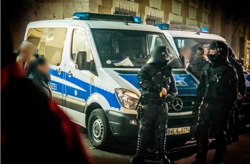 Polizisten sichern in der Nacht zum 1. Januar den Stuttgarter Schlossplatz. Foto: dpa