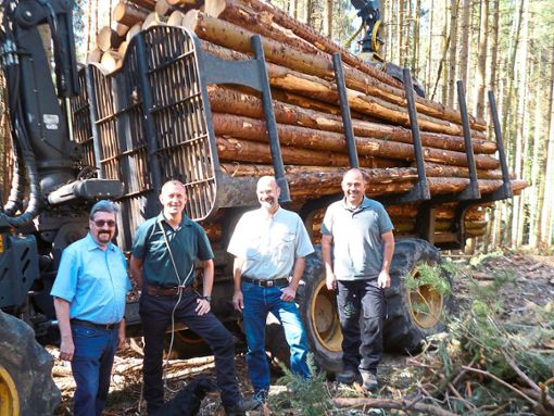 Heinz Jenter, Dietmar Reineke, Björn Gruner und Christian Beck (von links) machen  sich ein Bild von den Forstbeständen.  Foto: Privat Foto: Schwarzwälder Bote