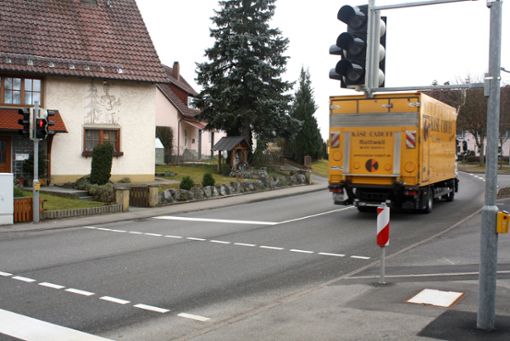 Die Planung zur Ortsumfahrung Neukirch könnte in sieben Jahren beginnen. Eine sichere Überquerung der B 27 ist nur bei der Ampelanlage möglich. Foto: Schmidt