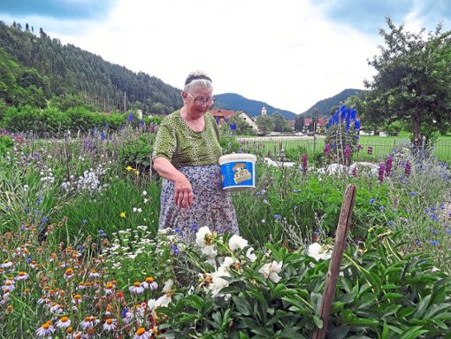 Hedwig Kessler inmitten der bunten Blumenpracht Foto: Haas Foto: Schwarzwälder Bote