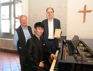 Jörg Schweizer (links), Kotaro Fukuma und Michael Fürtjes posieren am Piano. Foto: Prokoph Foto: Schwarzwälder Bote