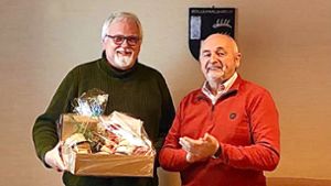 Bürgermeister Walter Sieber (rechts) überreicht Gemeinderat Werner Panthen einen kulinarischen Präsentkorb als Dankeschön für die Unterstützung beim Server-Umzug des Rathauses Foto: Carolin Baasner