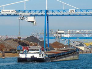 Eisen- und Stahlwaren bilden die größte Gruppe beim Güterumschlag in Kehl – und Schiffe aus den Niederlanden sind ebenfalls häufig zu sehen.  Foto: Hafenverwaltung
