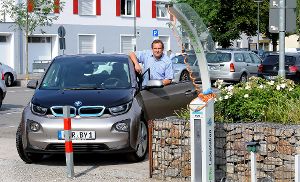 Beim Autofahren neuerdings ein Leisetreter: Wirtschaftsförderer Axel Blochwitz ist auf E-Mobil umgestiegen. Foto: Hopp
