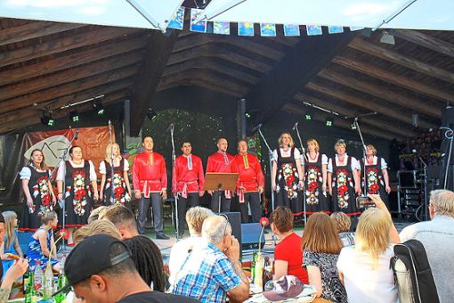 Die Singgruppe Feuervogel startet das Programm des Fests der Nationen mit russischen Liedern. Foto: Scharnowski Foto: Schwarzwälder Bote