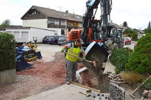 Restarbeiten werden derzeit Im Angel fertiggestellt, ehe die Kolonne  in die Schönbronner Straße weiterzieht. Foto: Herzog Foto: Schwarzwälder Bote