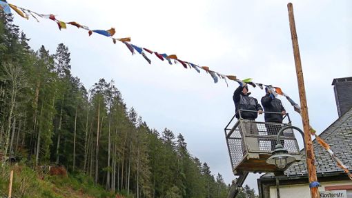 Um die drei Kilometer Fasnetbändel schmücken das Dorf Nußbach zum  anstehenden Narrentreffen. Foto: Priska Dold