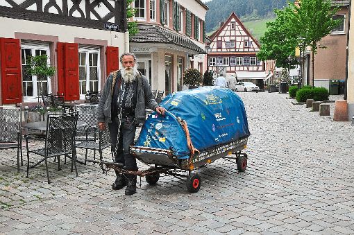 Mit Bollerwagen unterwegs: Rainer Hoffmann machte Station in Haslach.   Foto: Kleinberger