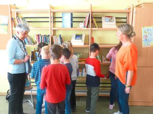 Intensiv beschäftigen sich kleine Schülergruppen mit den Büchern. Beraten werden sie von Lesepatin Gaby Körner (links) und Marita Scheuvens (rechts) Foto: Eitel Foto: Schwarzwälder Bote