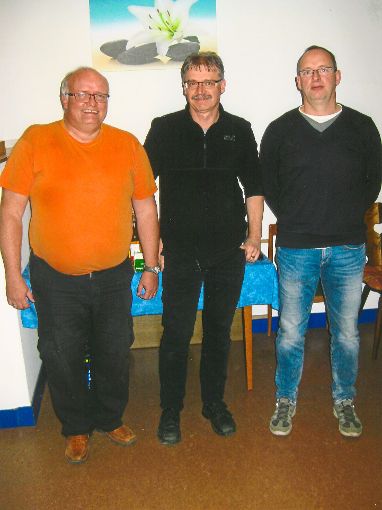 Das Vereinsturnier gewinnt  Armin Müller (Mitte)  ohne Niederlage vor Thomas Hummel (links) und Jürgen Fahl. Foto: Suhm Foto: Schwarzwälder-Bote