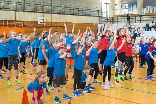 Die Hände hoch: Mit Begeisterung machen die jungen Sportler mit.    Foto:  Holp Foto: Schwarzwälder Bote