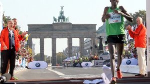 Kenianer Makau läuft in Berlin allen davon