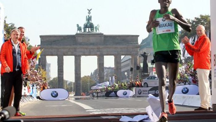 Kenianer Makau läuft in Berlin allen davon