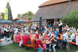 Die Musiker der Trichtinger Bauernkapelle mischen sich unter die zahlreichen Besucher und sorgen für beste Stimmung. Foto: Holzer-Rohrer