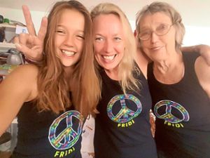Sucht im Falle einer Wahl eine lustige WG in Hardt: Fridi Miller (Mitte), hier mit ihrer Tochter Milli (12) und Mutter Helene (81) – stilecht ausgestattet mit ihren Fridi-Peace-Shirts. Foto: Privat