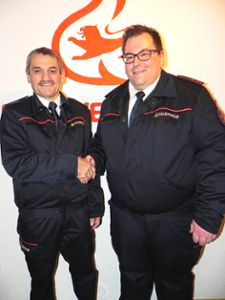 Kevin Göttler (rechts) ist neuer Kommandant der Gruoler Feuerwehr. Er löst Raimund Schullian (links) ab.  Foto: Bäuerle Foto: Schwarzwälder Bote
